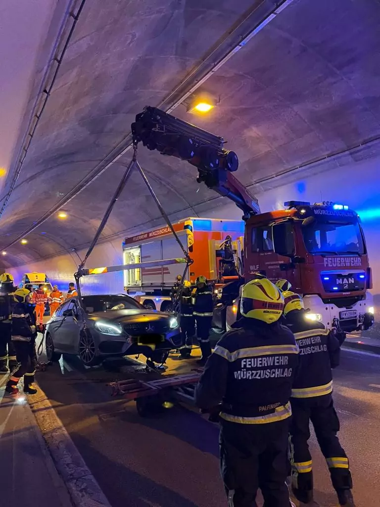 Bild auf 5min.at zeigt die Feuerwehr im Einsatz nach einem Unfall in einem Tunnel.