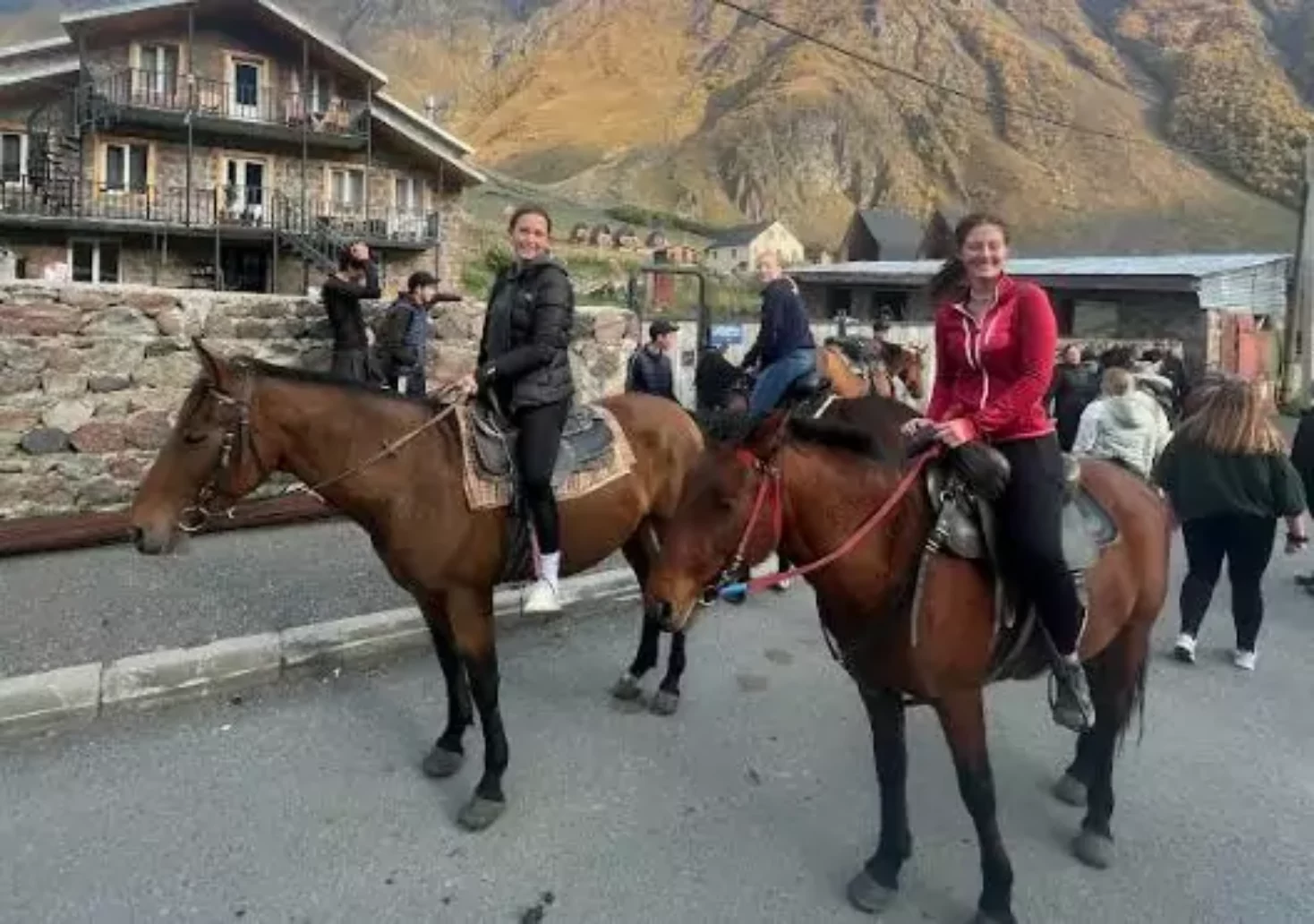 Foto in Beitrag von 5min.at: Zu sehen sind mehrere KTS-SChülerinnen auf Pferden.