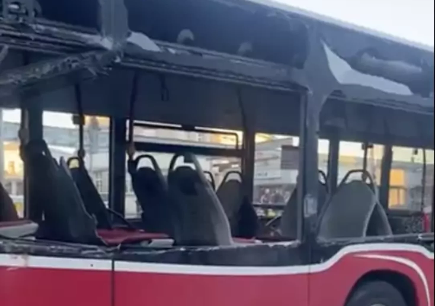 Unfall in Wien hinterlässt Bus mit zertrümmerten Fenstern