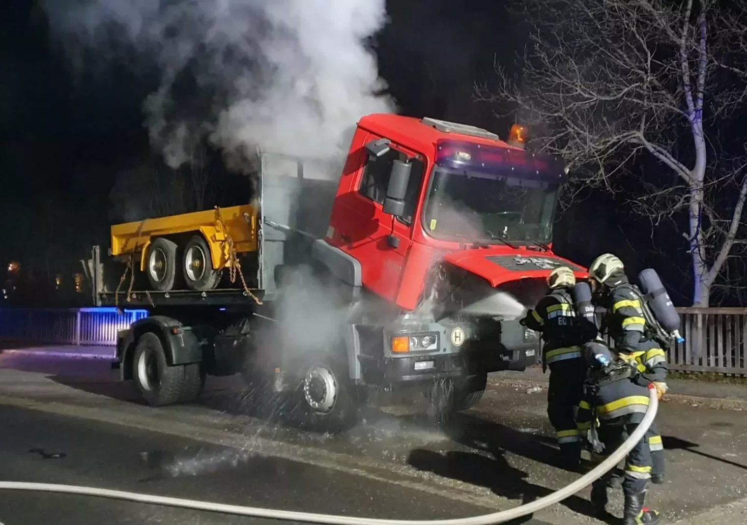 Schockmoment: Lastwagen fing während der Fahrt Feuer