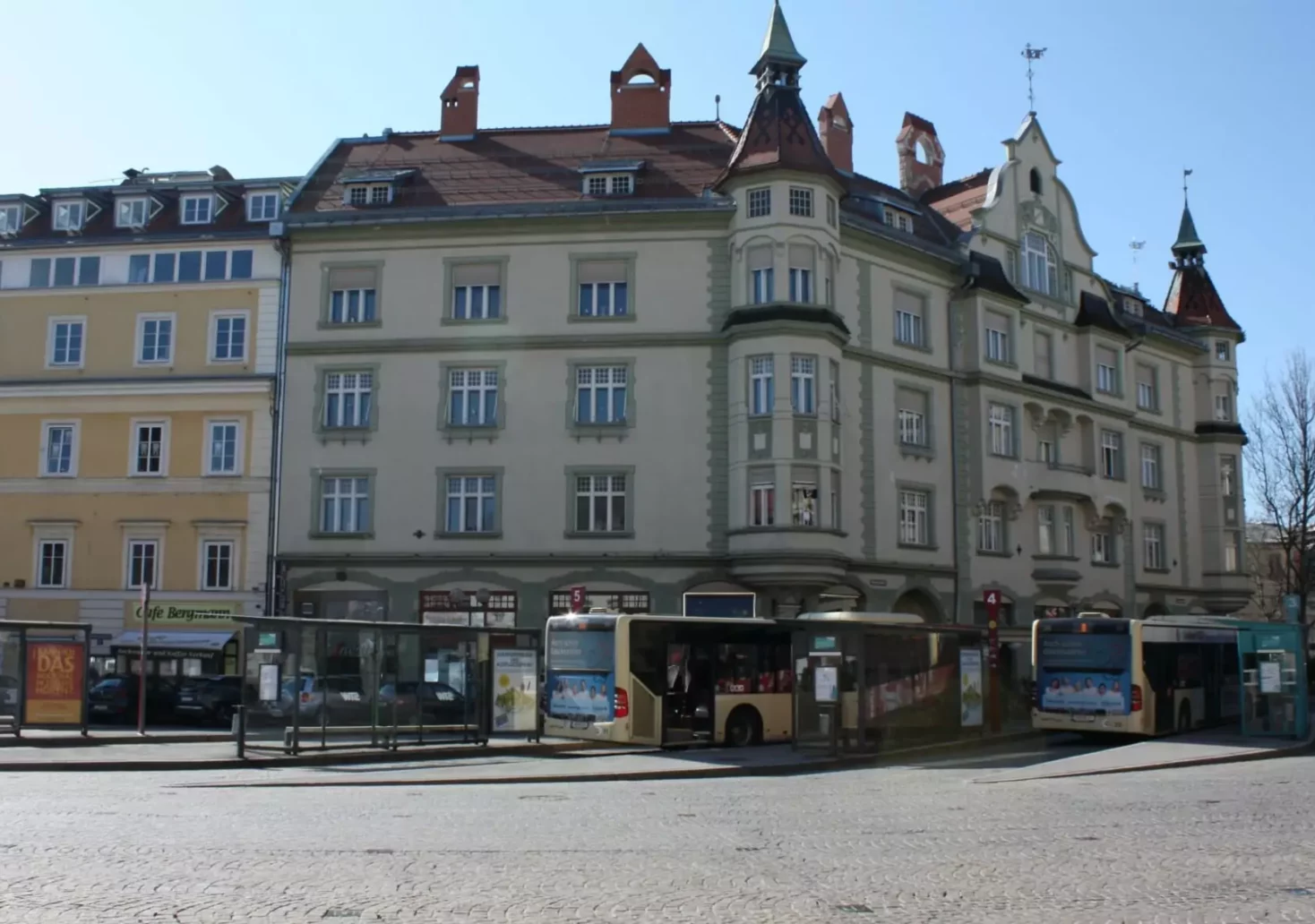 Ein Bild auf 5min.at zeigt Busse am Heiligengeistplatz in Klagenfurt.