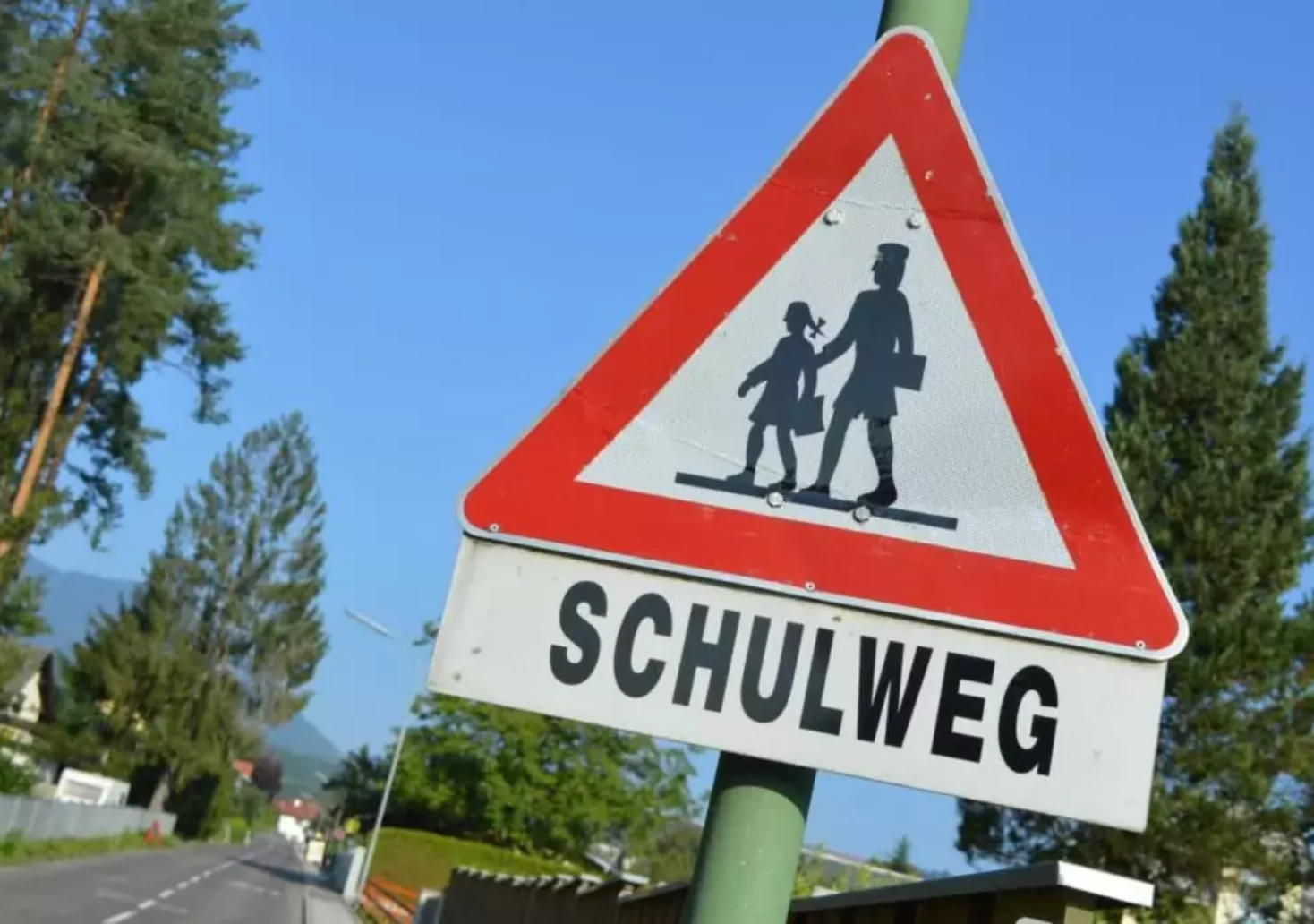 Bild auf 5min.at zeigt das Schild "Schulweg".