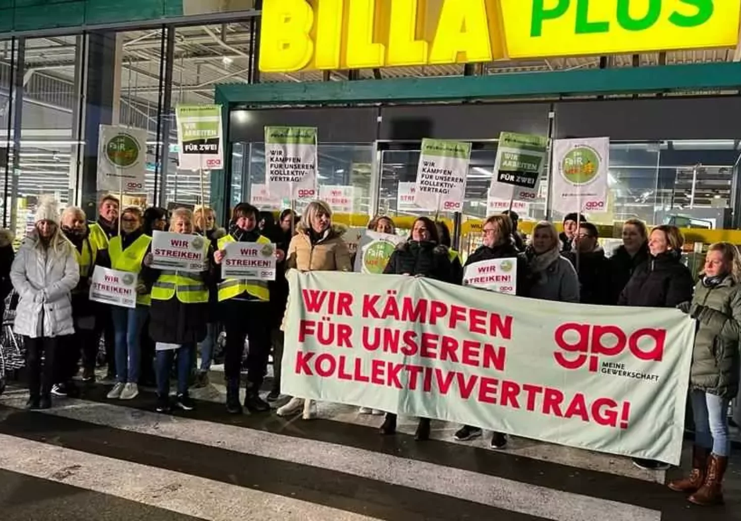 Foto in Beitrag von 5min.at: Zu sehen ist der Warnstreik vor dem Billa Plus in Wolfsberg aus einer wieder anderen Perspektive.