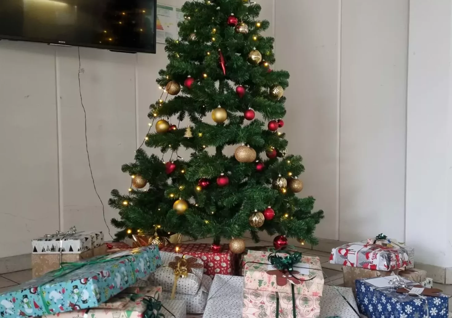 Das Bild auf 5min.at zeigt einen Weihnachtsbaum mit vielen Geschenken.