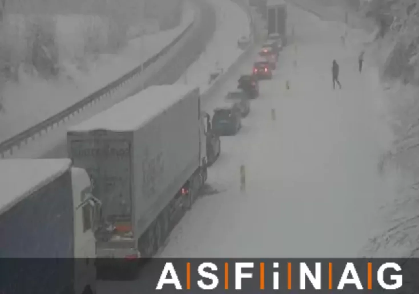 Bild auf 5min.at zeigt Webcam-Aufnahmen der ASFINAG. Zu sehen ist das Schnee-Chaos auf steirischen Autobahnen.
