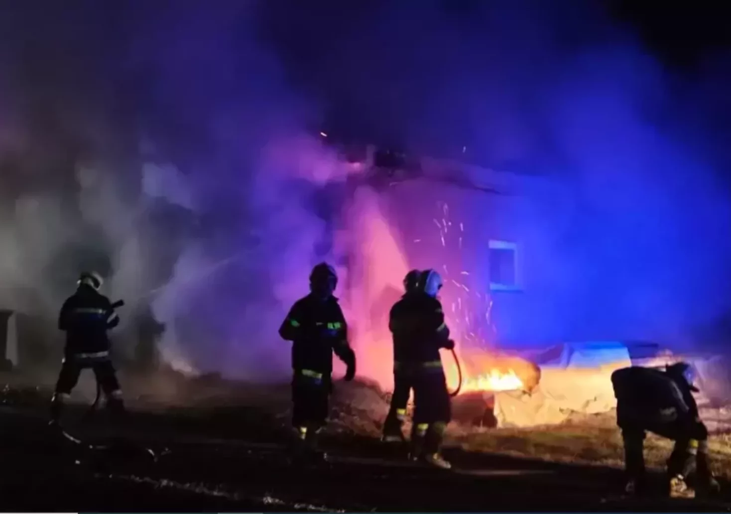 Bild auf 5min.at zeigt mehrere Einsatzkräfte der Feuerwehr bei einem Löscheinsatz eines Garagenbrands.