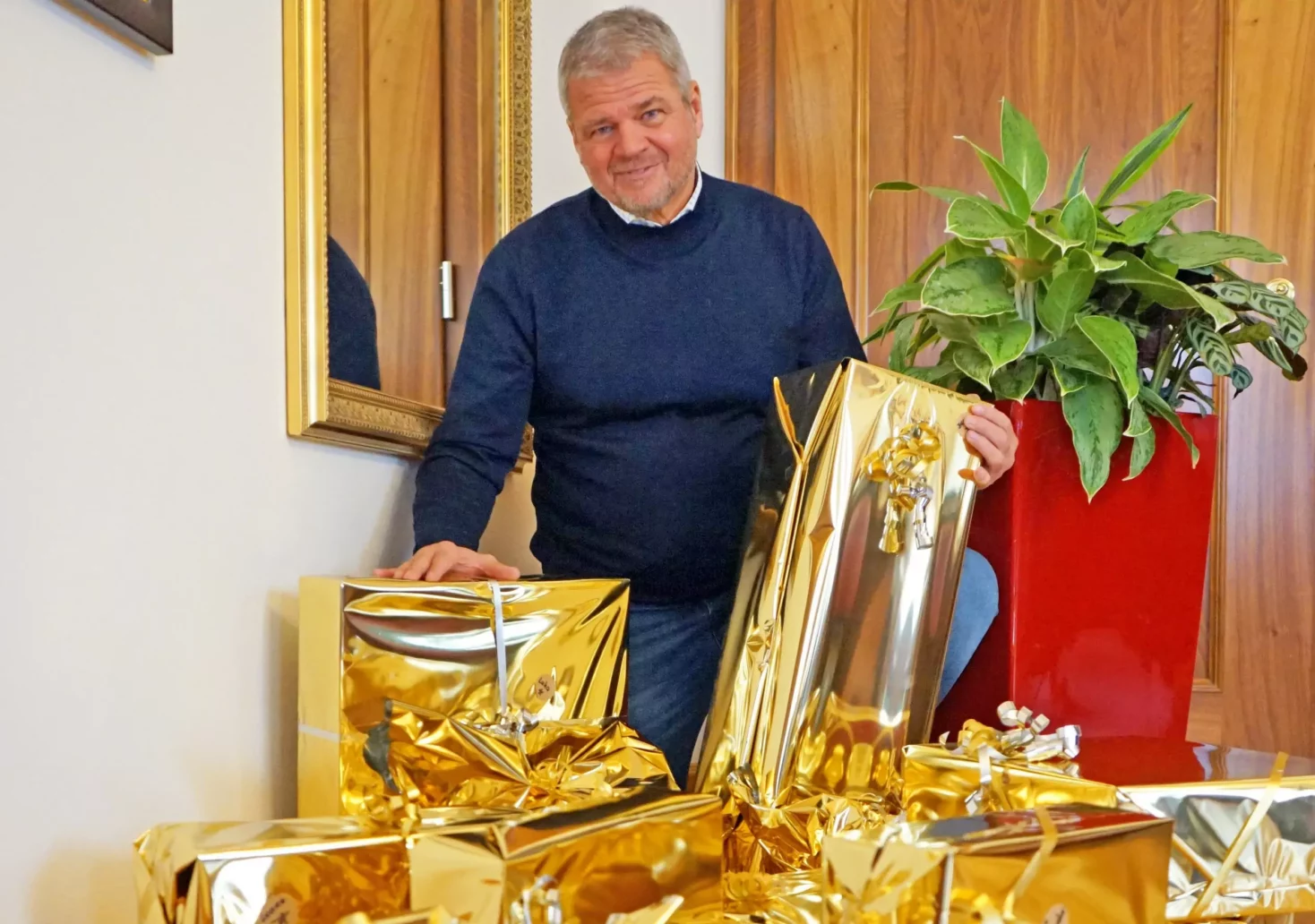 Ein Bild auf 5min.at zeigt den Spittaler Bürgermeister Gerhard Köfer vor einem Stapel goldener Geschenke.