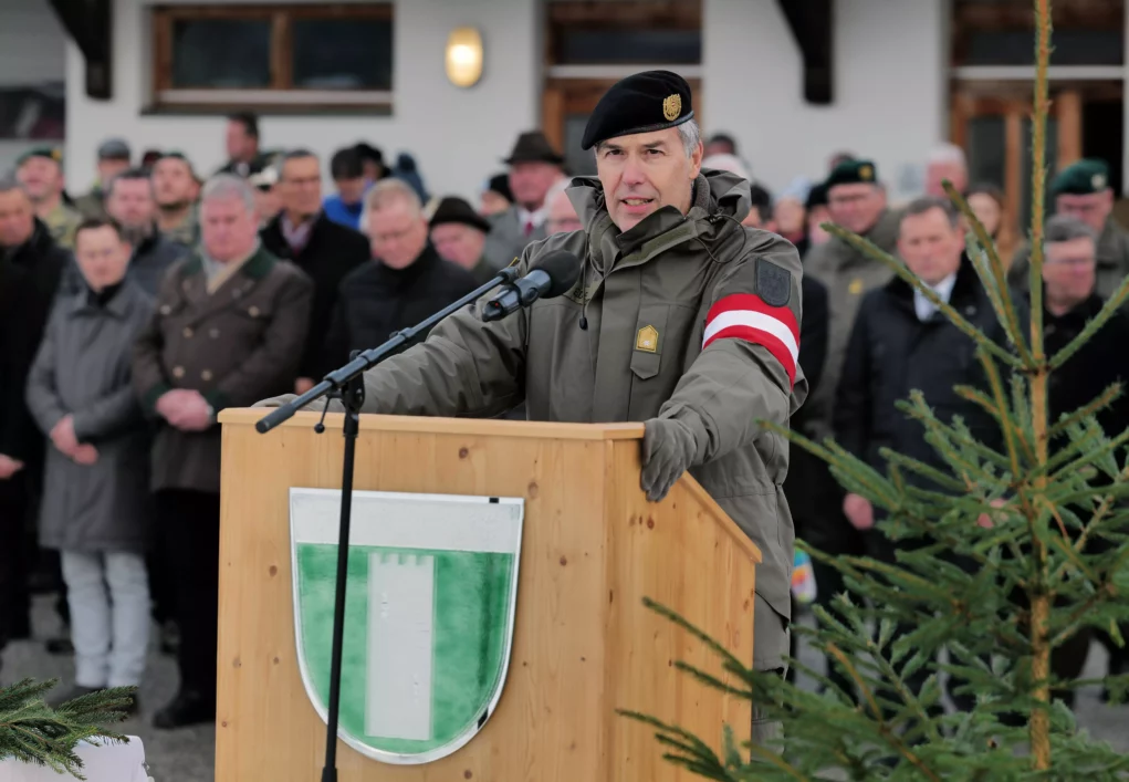 Ein Bild auf 5min.at zeigt Militärkommandant Philipp Eder.