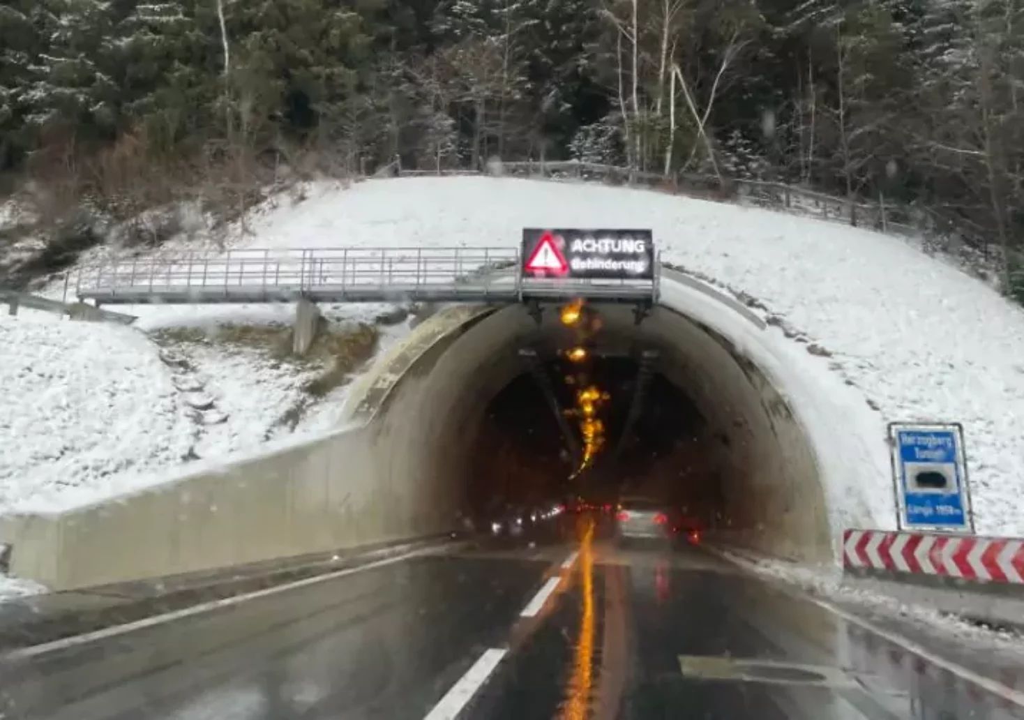 Foto in Beitrag von 5min.at: Zu sehen ist ein Tunnel auf der A2 im Winter.