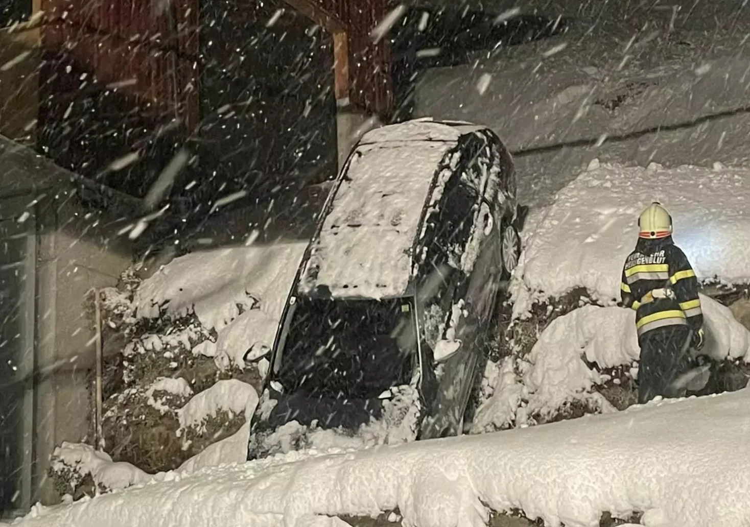 Bild auf 5min.at zeigt die Feuerwehr bei einem Einsatz im Schnee. Ein Auto war abgestürzt.