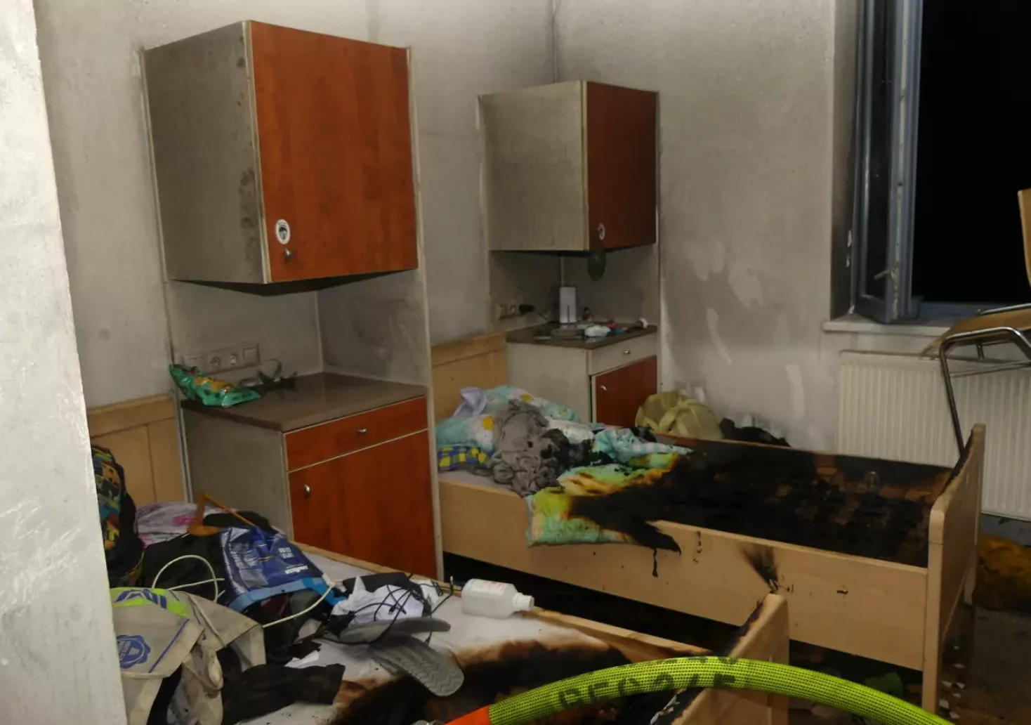 Bild auf 5min.at zeigt eine verkohlte Wohnung nach einem Brand in Graz.