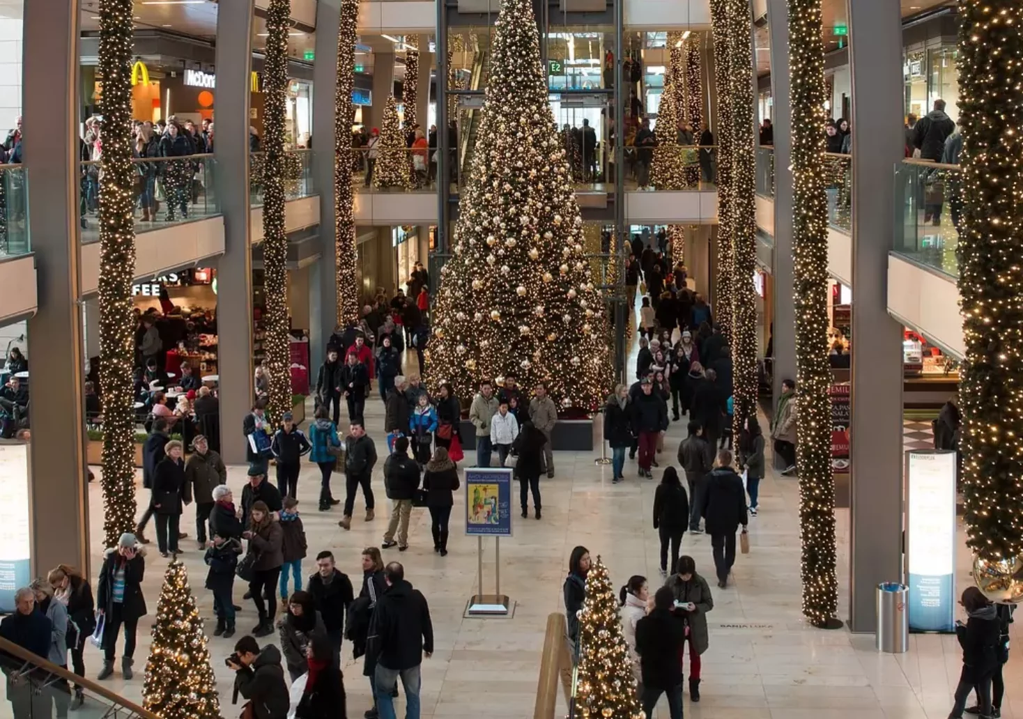 Bild auf 5min.at zeigt ein Einkaufszentrum voller Leute.