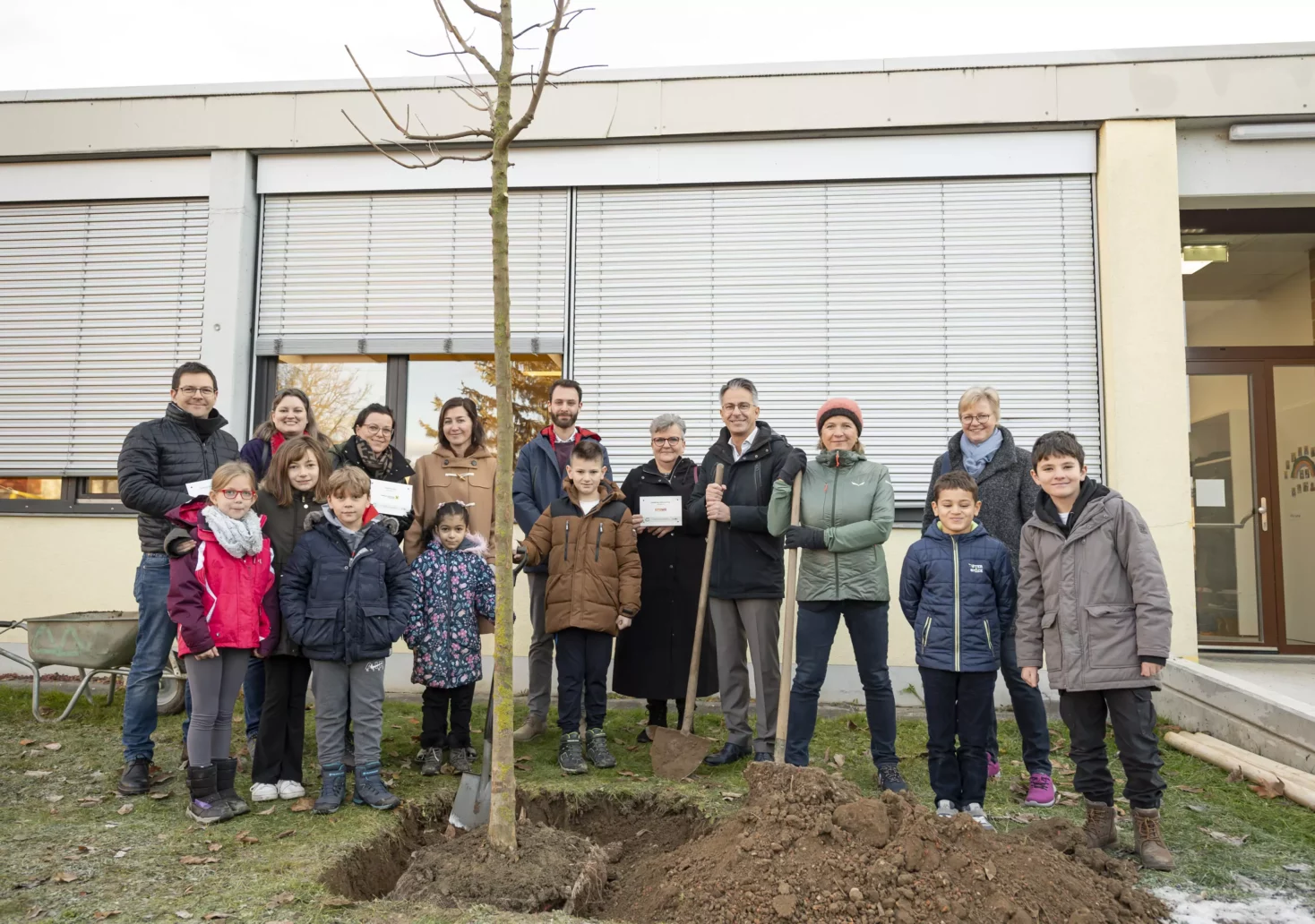Schulhof der VS Triester profitiert von 43 neu gepflanzten Bäumen