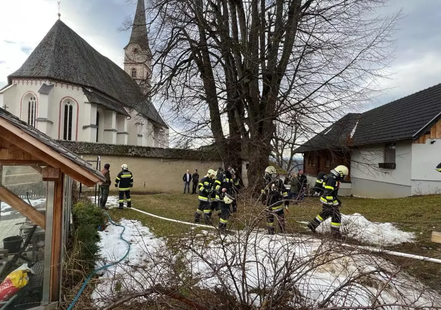 Bild auf 5min.at zeigt einen Feuerwehreinsatz bei einer Sakristei in St. Veit.