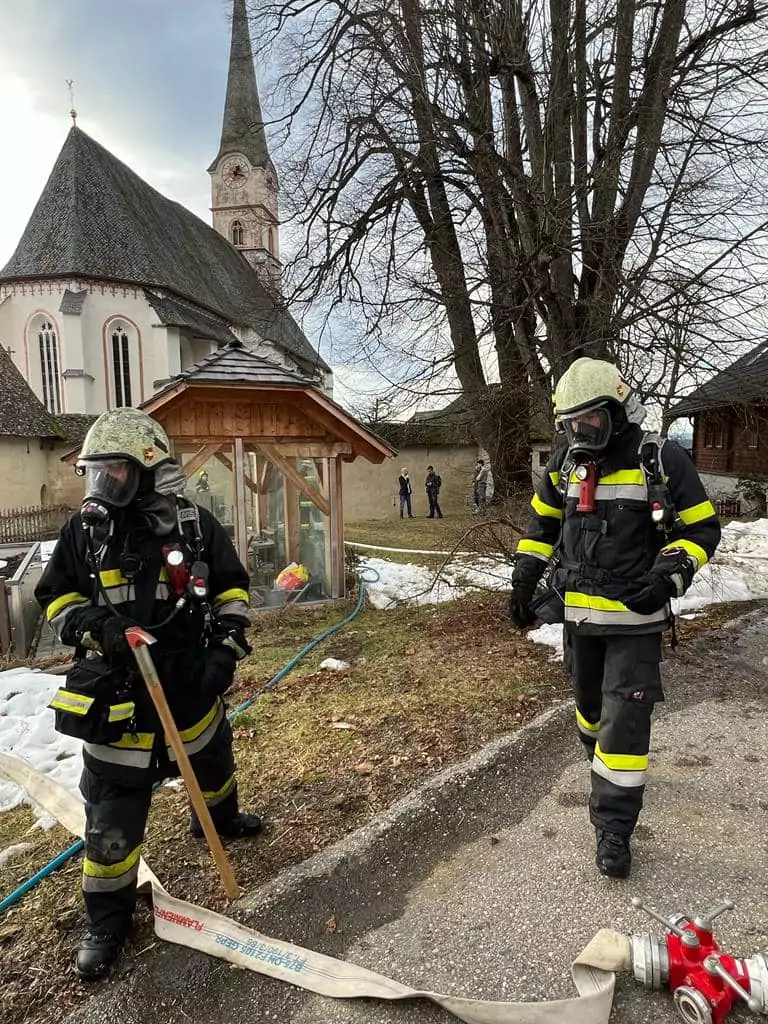 Bild auf 5min.at zeigt einen Feuerwehreinsatz bei einer Sakristei in St. Veit.
