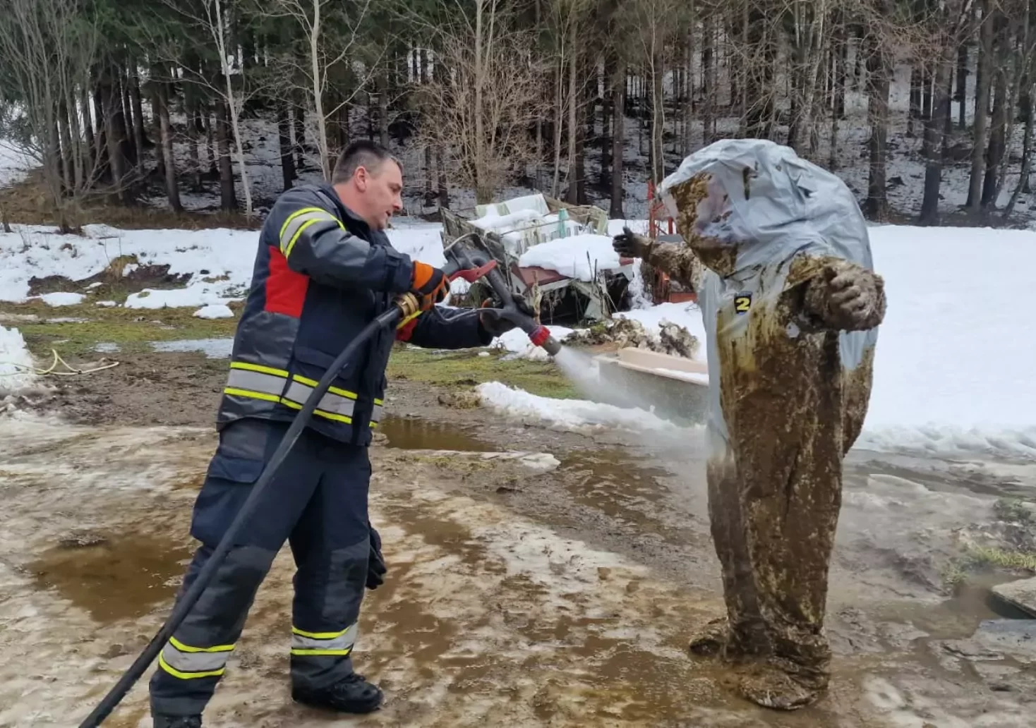 Bild auf 5min.at zeigt den Feuerwehr-Einsatz zur Tierrettung eines neugeborenen Kalbs.