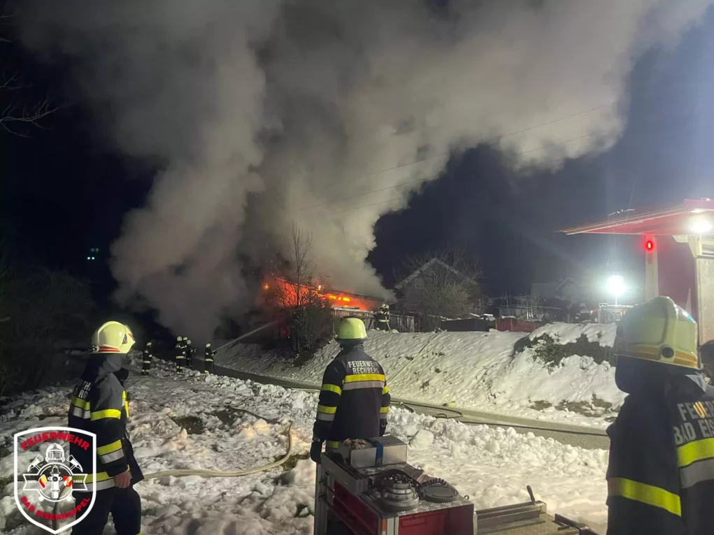 Foto in Beitrag von 5min.at: Zu sehen ist das brennende Haus von weiter weg, im Vordergrund Florianis.
