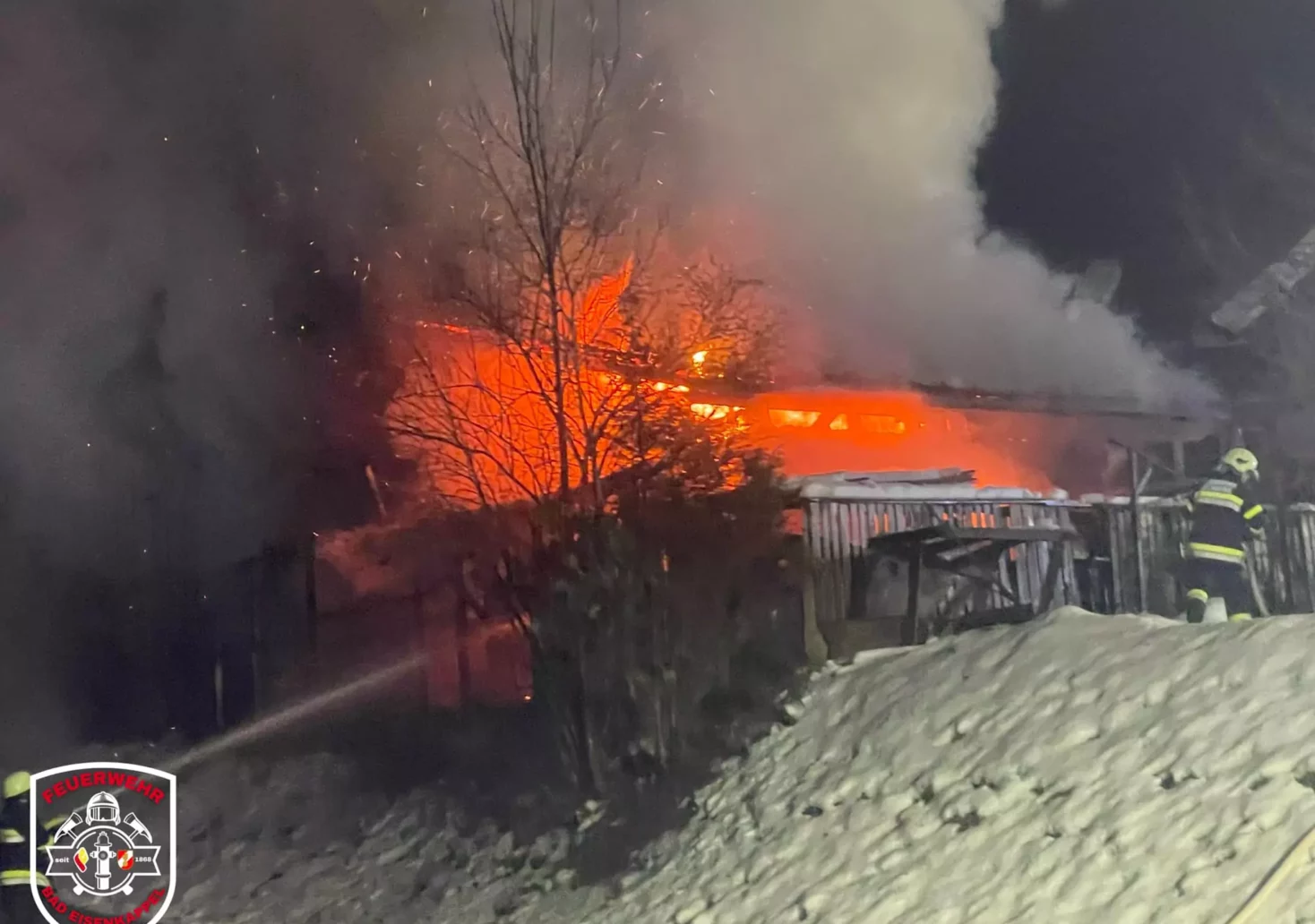 Foto in Beitrag von 5min.at: Zu sehen ist das brennende Haus sehr deutlich, auch starker Rauch ist zu sehen.