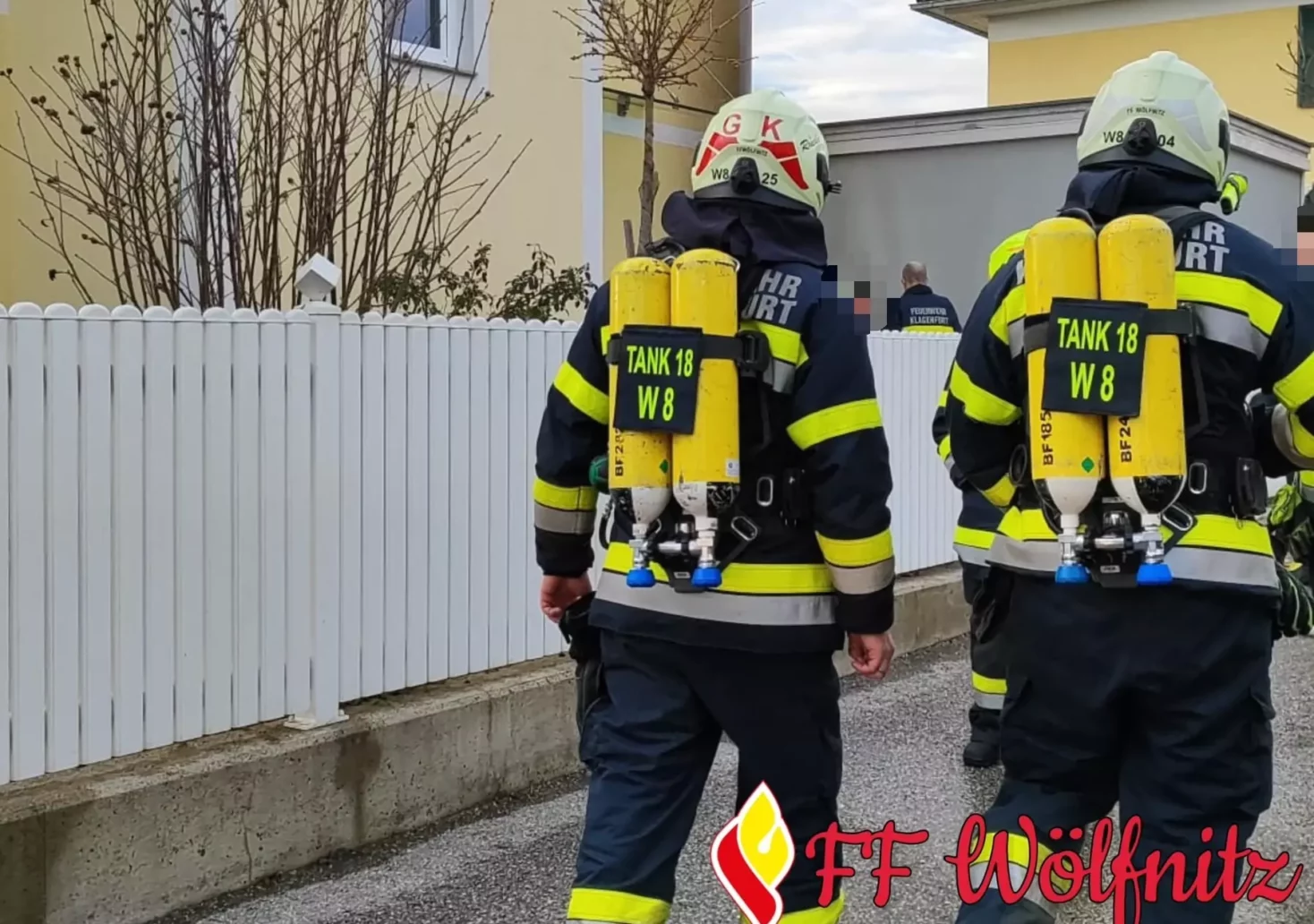 Foto in Beitrag von 5min.at: Zu sehen sind mehrere Florianis bei dem Brand in Klagenfurt.