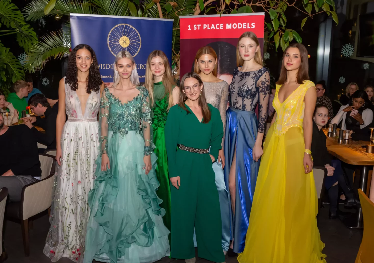 Das Bild auf 5min.at zeigt Models mit der Mode von Mode von Haue Couture Award Austria Siegerin Julia-Lara König.