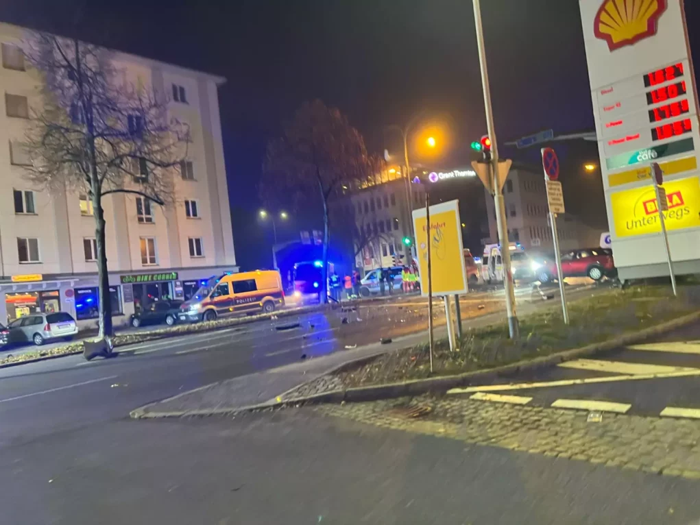 Ein Bild auf 5min.at zeigt den Verkehrsunfall in Klagenfurt.