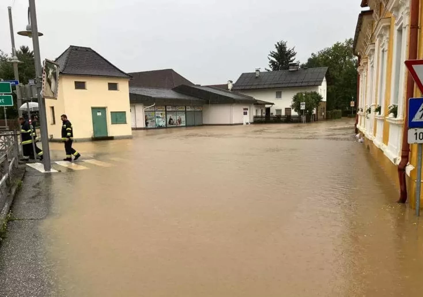 Bild auf 5min.at zeigt eine überschwemmte Straße.