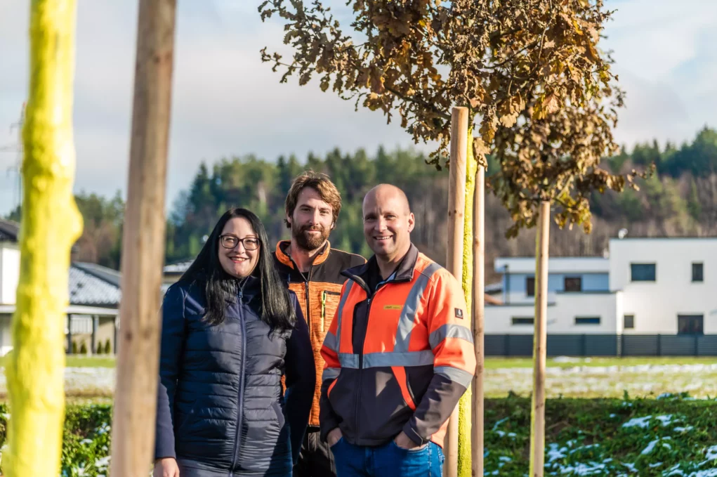 Ein Bild auf 5min.at zeigt Vizebürgermeisterin Sarah Katholnig mit Baumkontrolleur Florian Srienz und Thomas Karitnig von der Abteilung Stadtgrün.