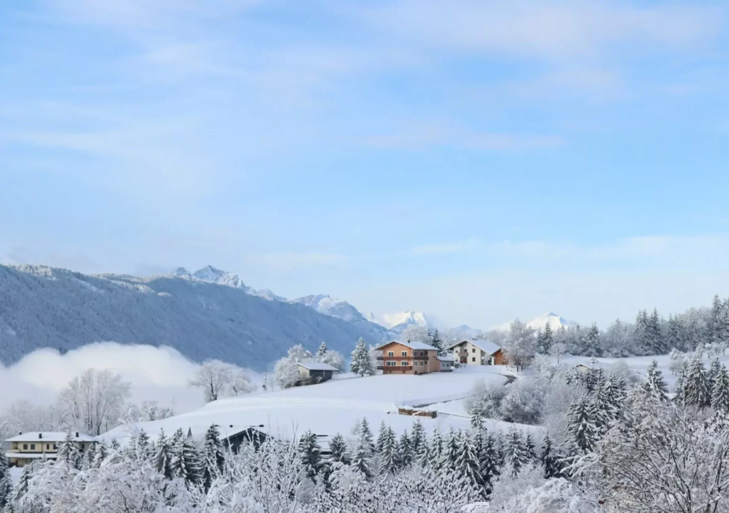 Ein Bild auf 5min.at zeigt eine verschneite Ortschaft in Kärnten. Der Himmel ist strahlend blau.