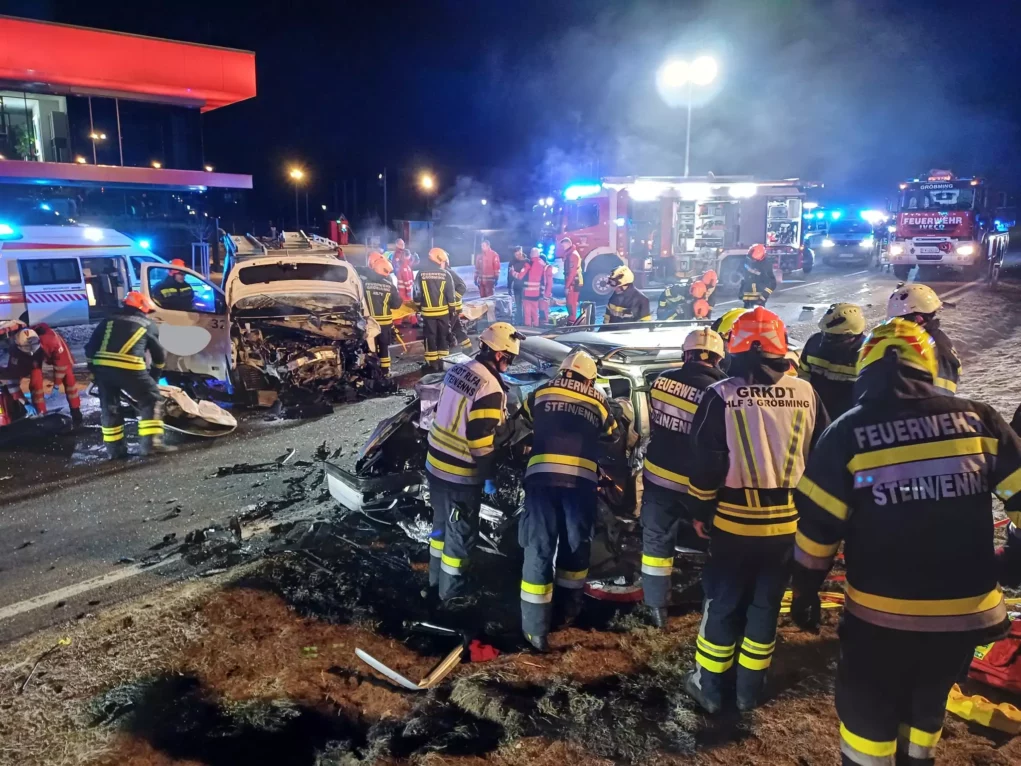 Reiseverkehr fordert Todesopfer: Bus kollidiert frontal mit Auto