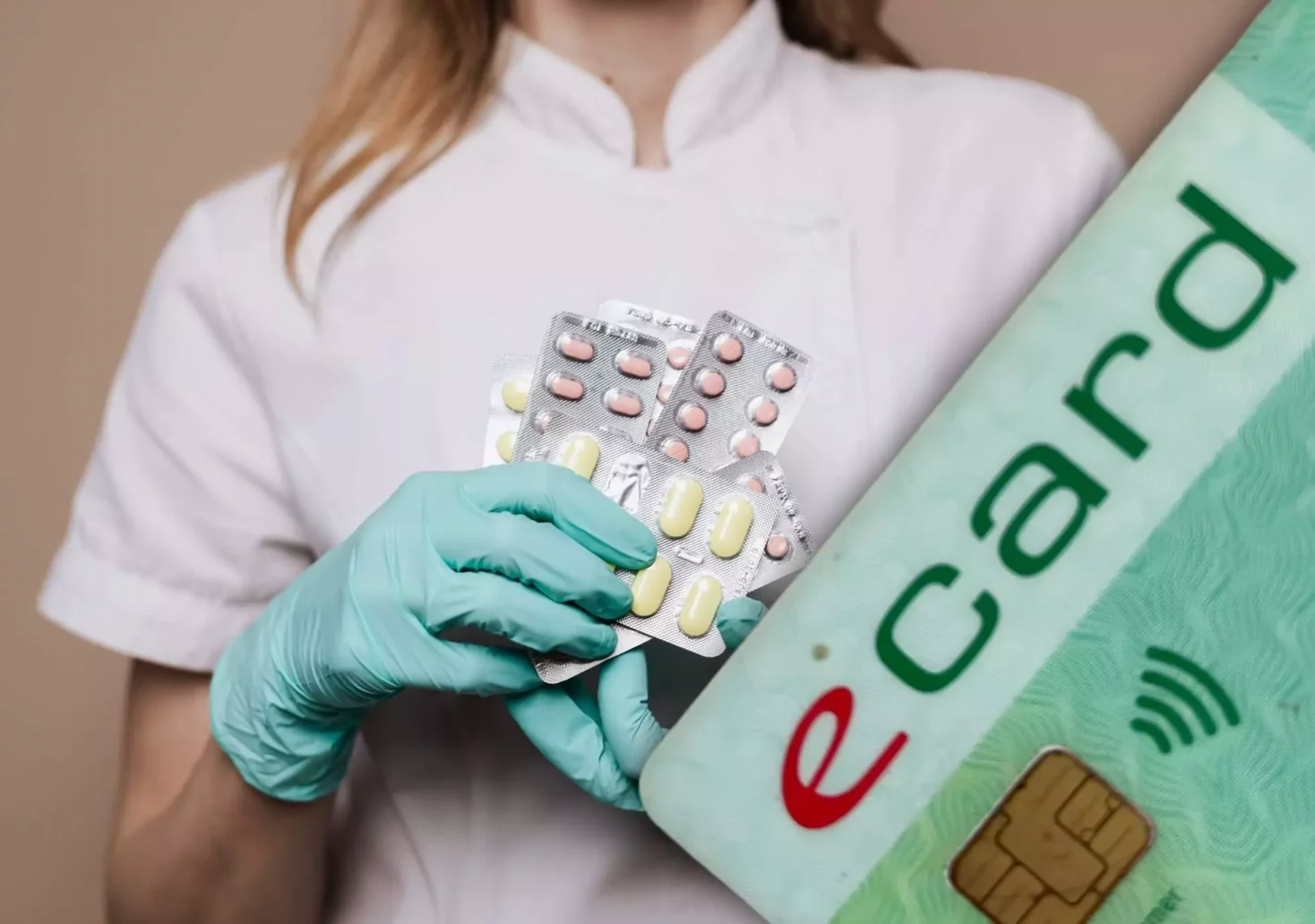 Bild auf 5min.at zeigt eine Frau mit Medikamenten in der Hand und im Vordergrund die E-Card.