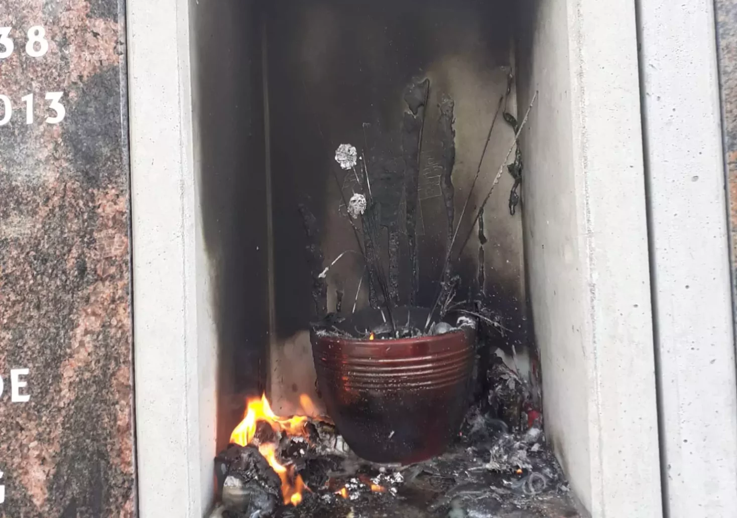 Das Bild auf 5min.at zeigt eine abgebrannte Kerze am Friedhof