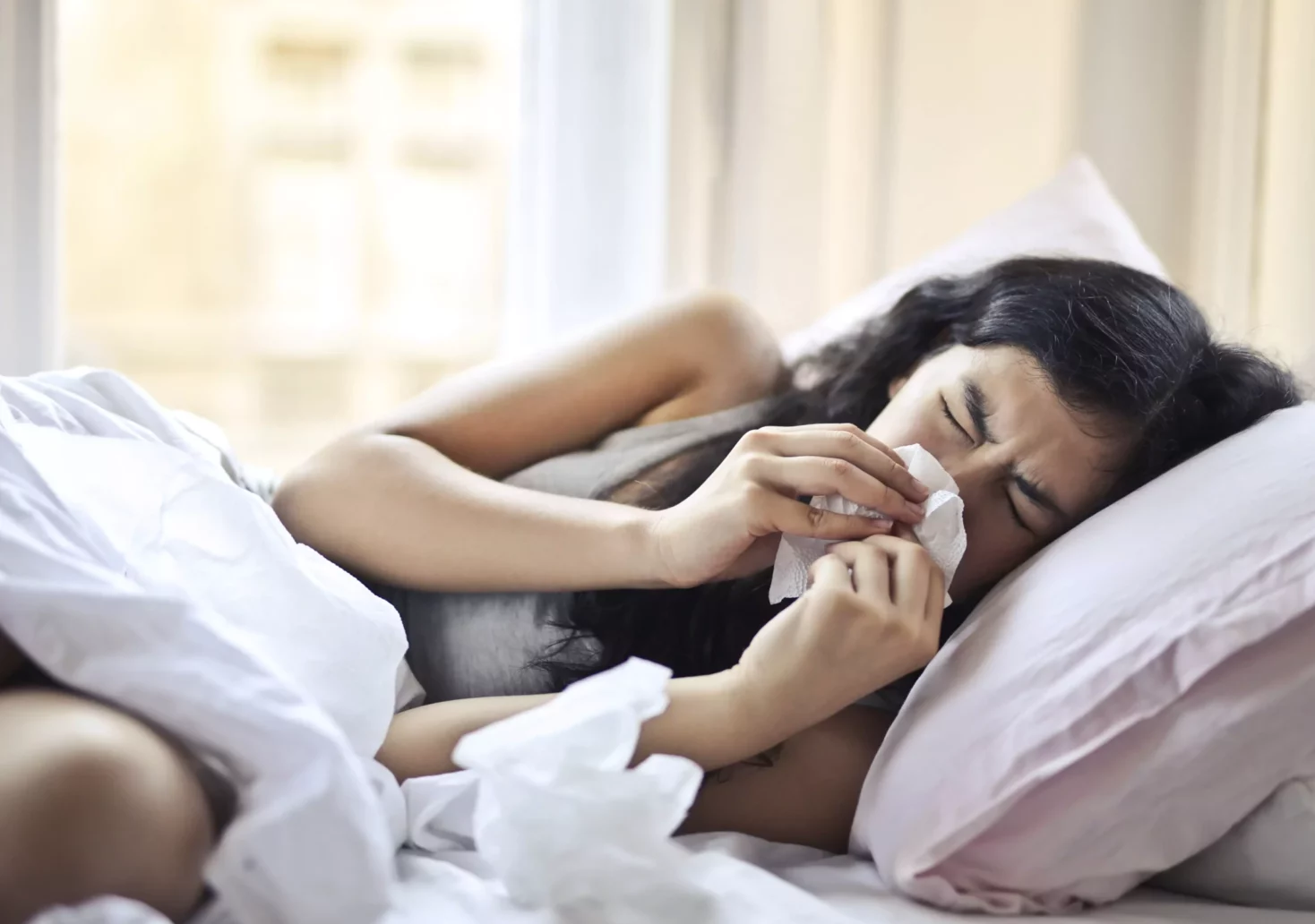 Symbolfoto auf 5min.at zeigt eine kranke Frau im Bett liegend.