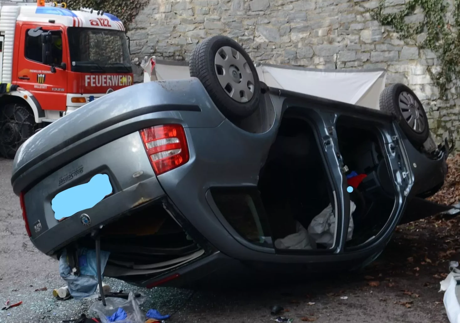 Fahrzeug stürzt über 7-Meter hohe Mauer – Fahrer verstirbt am Unfallort
