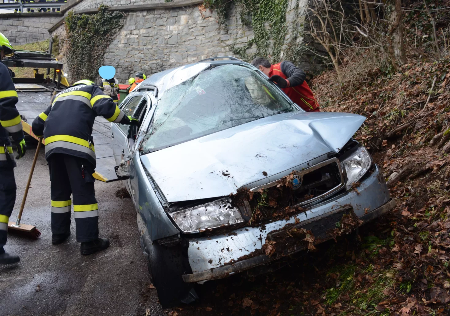 Foto in Beitrag von 5min.at: Zu sehen ist das kaputte Auto beim tödlichen Unfall in Kärnten.