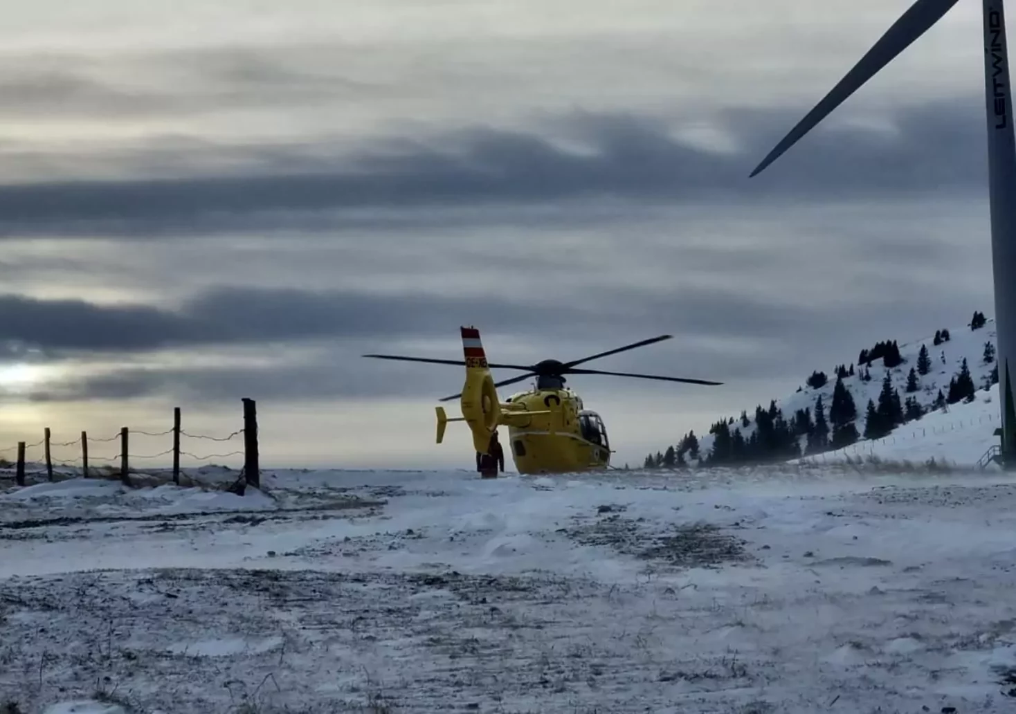 Bild auf 5min.at zeigt einem ÖAMTC-Hubschrauber beim Einsatz am Salzstiegl.