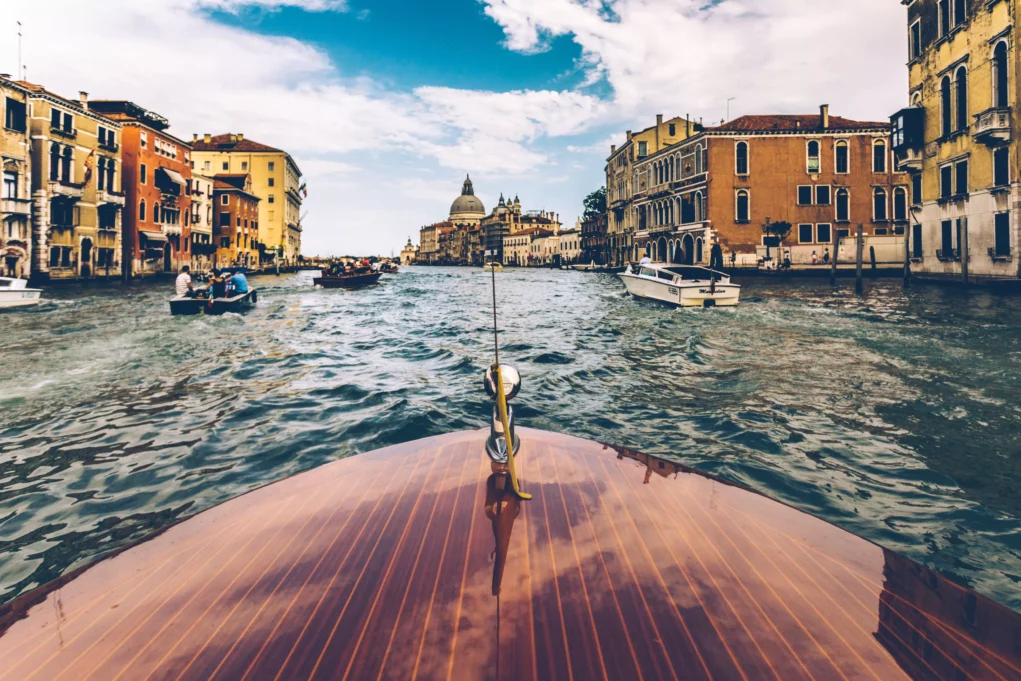 Ein Bild auf 5min.at zeigt eine Bootstour durch Venedig.