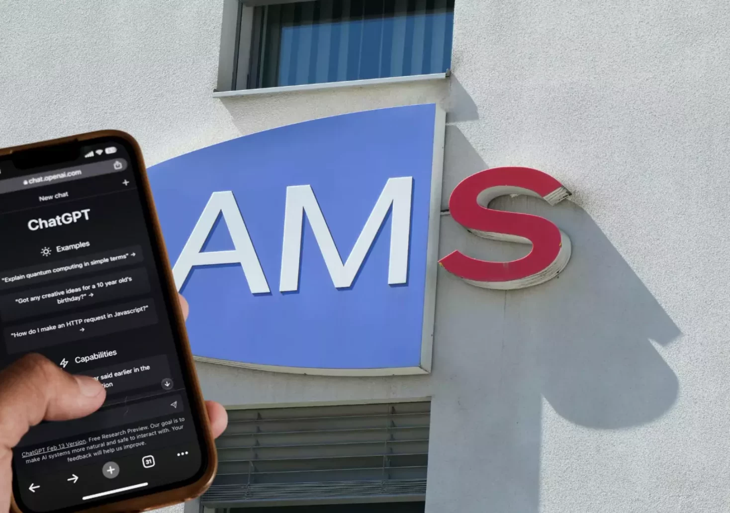 Bild auf 5min.at zeigt ein AMS-Gebäude von außen und ein Handy, auf dem ChatGPT verwendet wird.