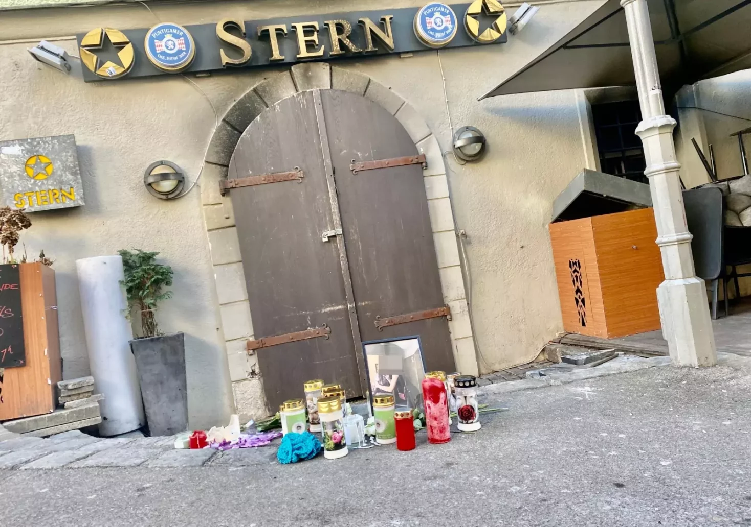 Bild auf 5min.at zeigt die Grazer Bar "Stern", welche sich in der Sporgasse befindet. Davor sind Kerzen und Rosen angebracht, um dem Brandopfer zu gedenken, welches dort in der Silvesternacht starb.