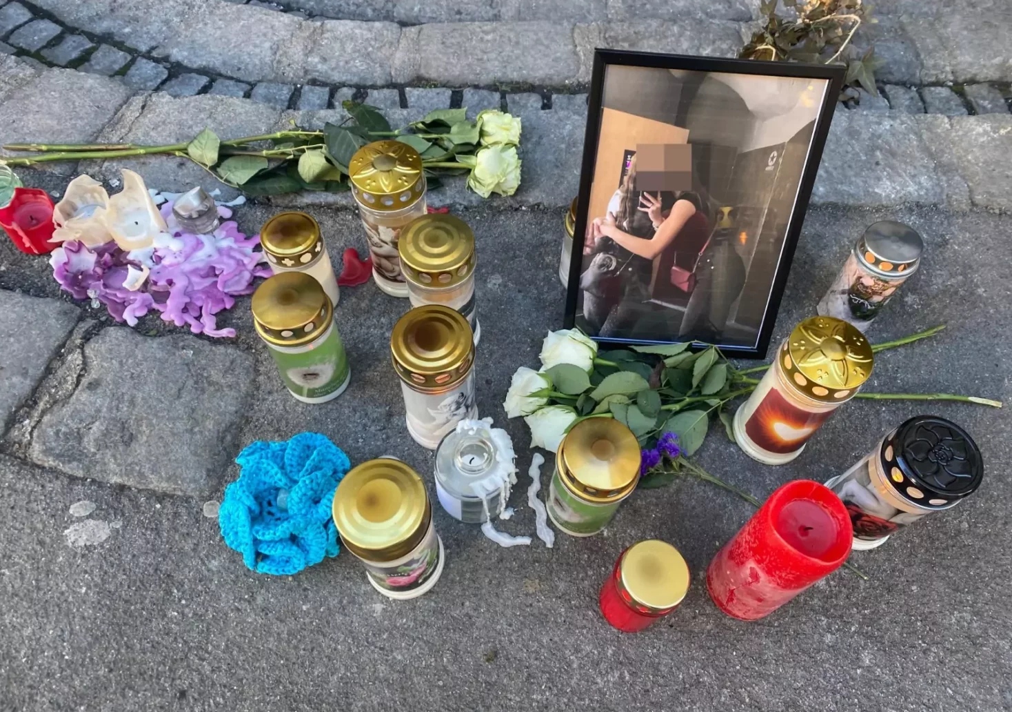 Bild auf 5min.at zeigt ein Bild des Grazer Brandopfers von der Silvesternacht. Daneben stehen Kerzen und Blumen.