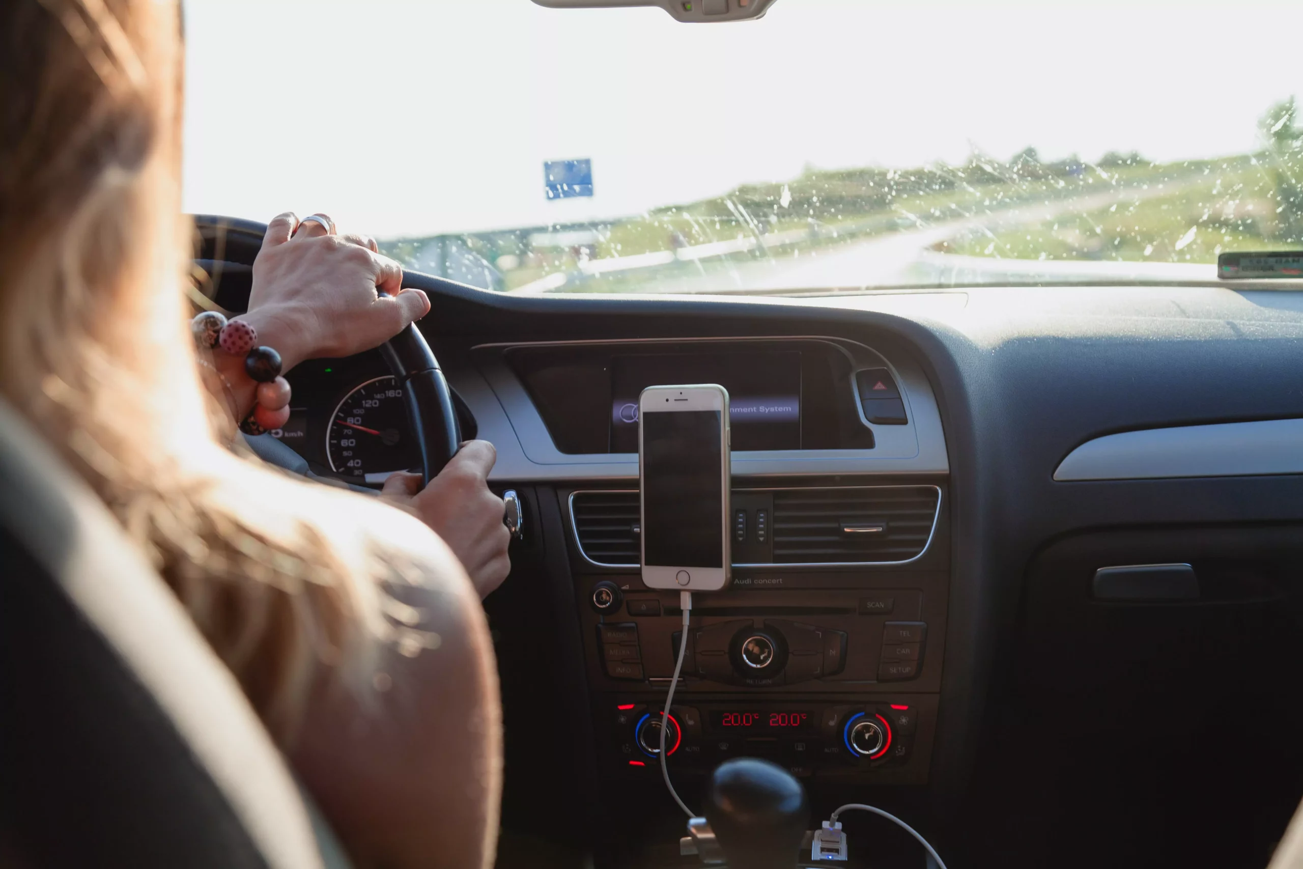 Das Bild auf 5min.at zeigt eine Autofahrerin hinterm Steuer.