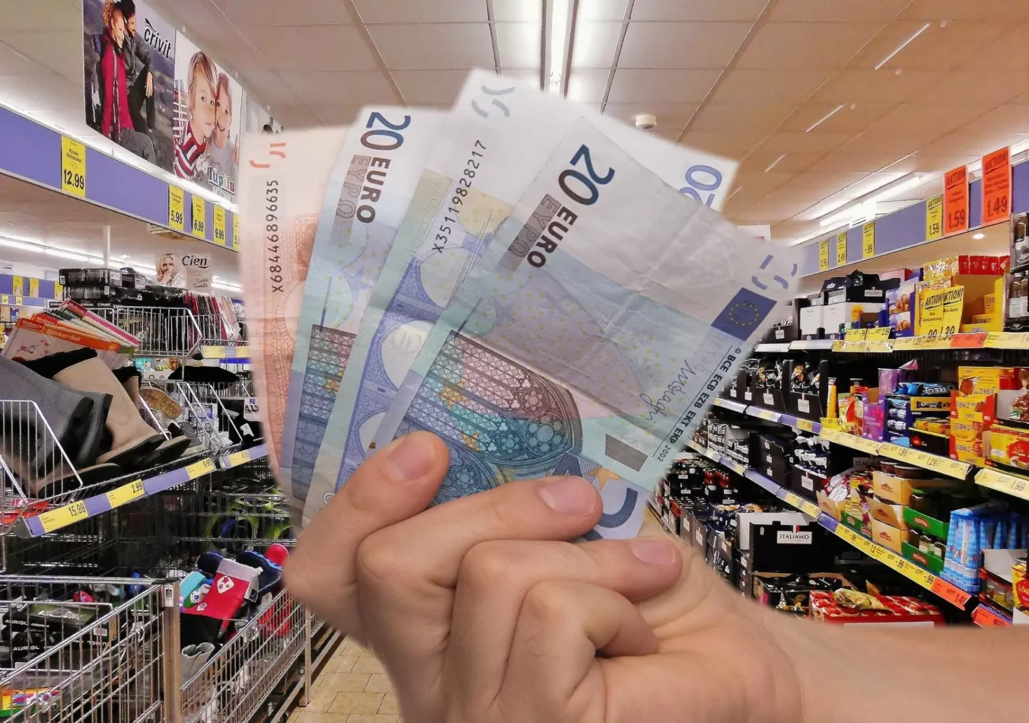 Eine Bildmontage auf 5min.at zeigt, wie jemand Geldscheine in einem Supermarkt hochhält.
