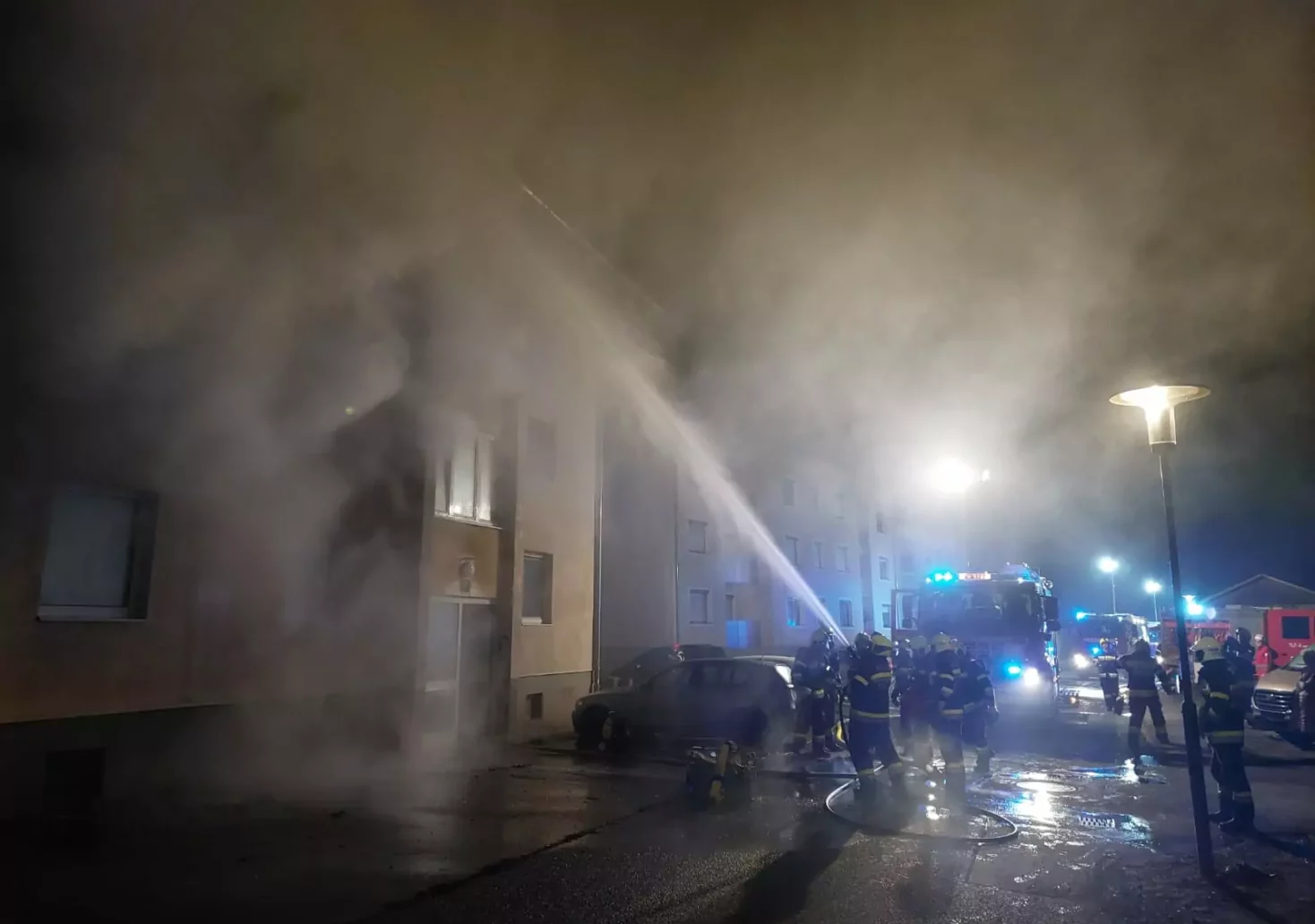 Wohnung in Vollbrand: Drei Personen verletzt