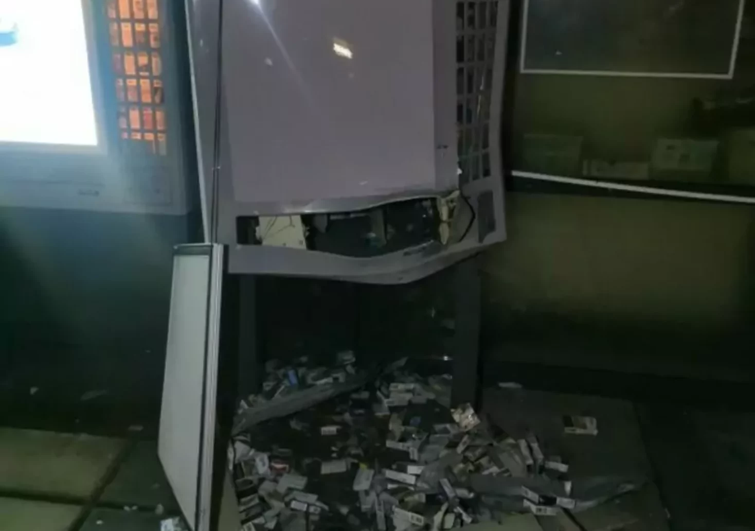 Jugendliche zersprengten Zigaretten-Automat mit Feuerwerkskörper