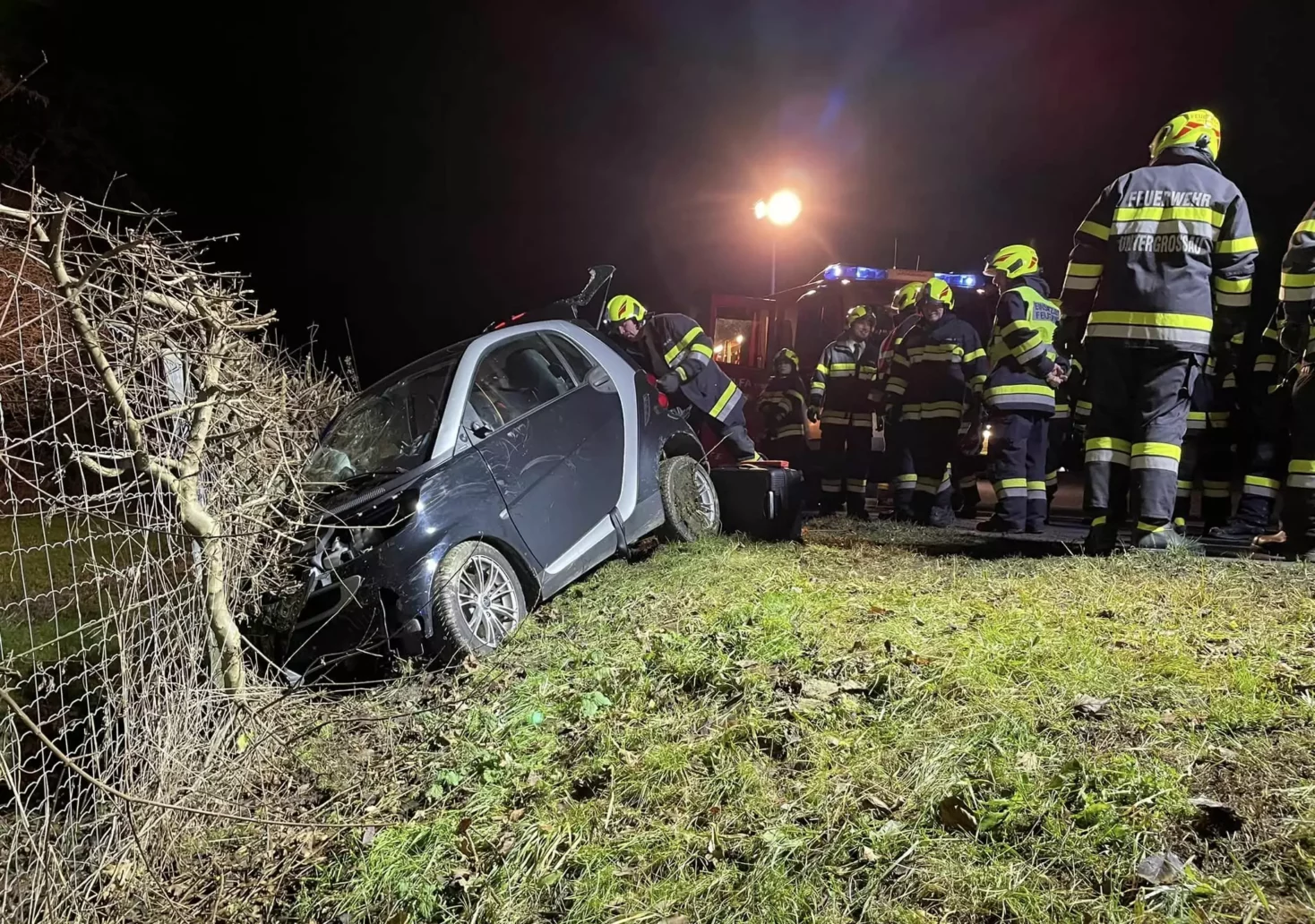 Unfall auf A2: Auto krachte gegen Baumstümpfe
