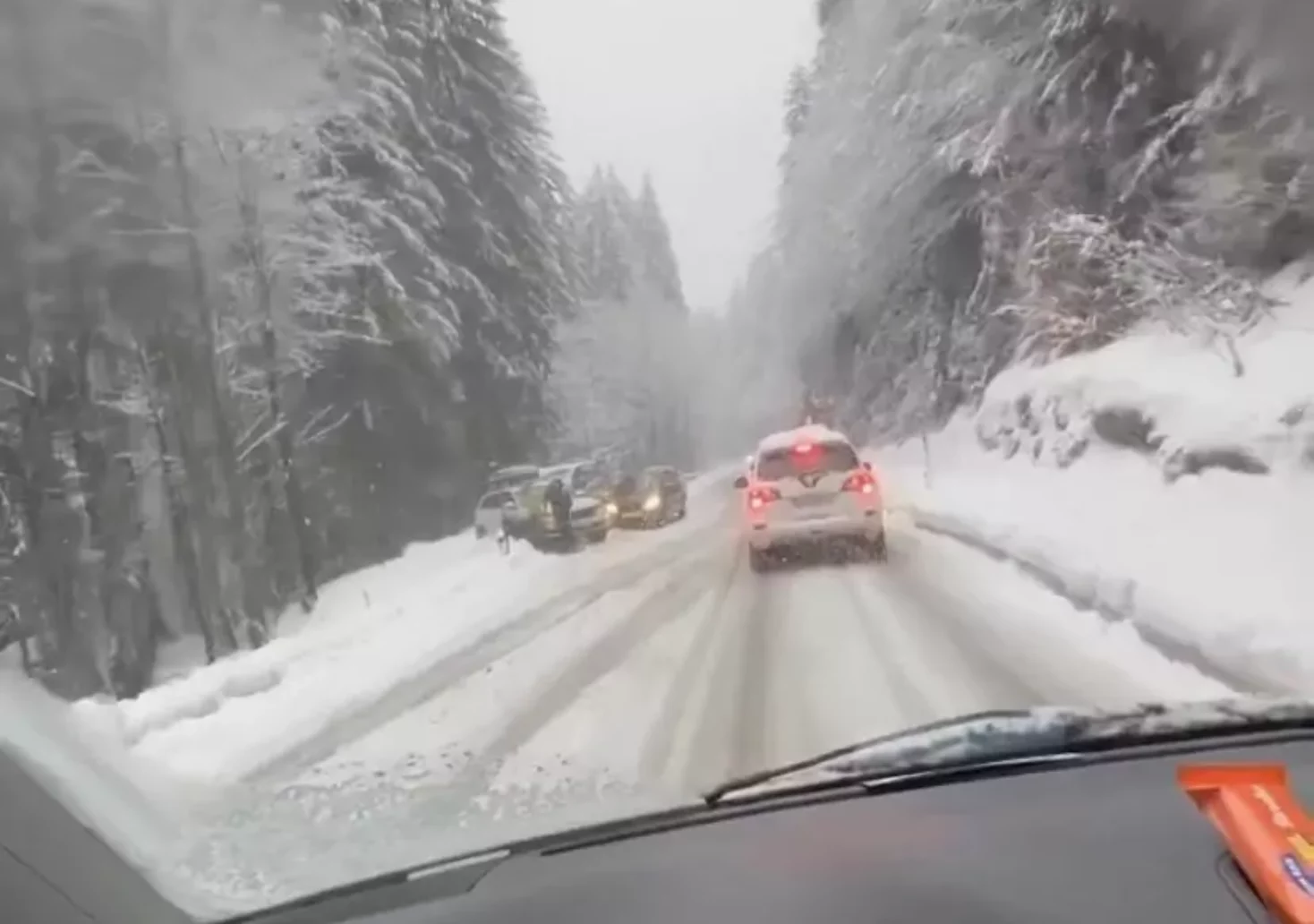 Foto in Beitrag von 5min.at: Zu sehen ist die Schneefahrbahn am Nassfeld und mehrere steckengebliebene Autos.