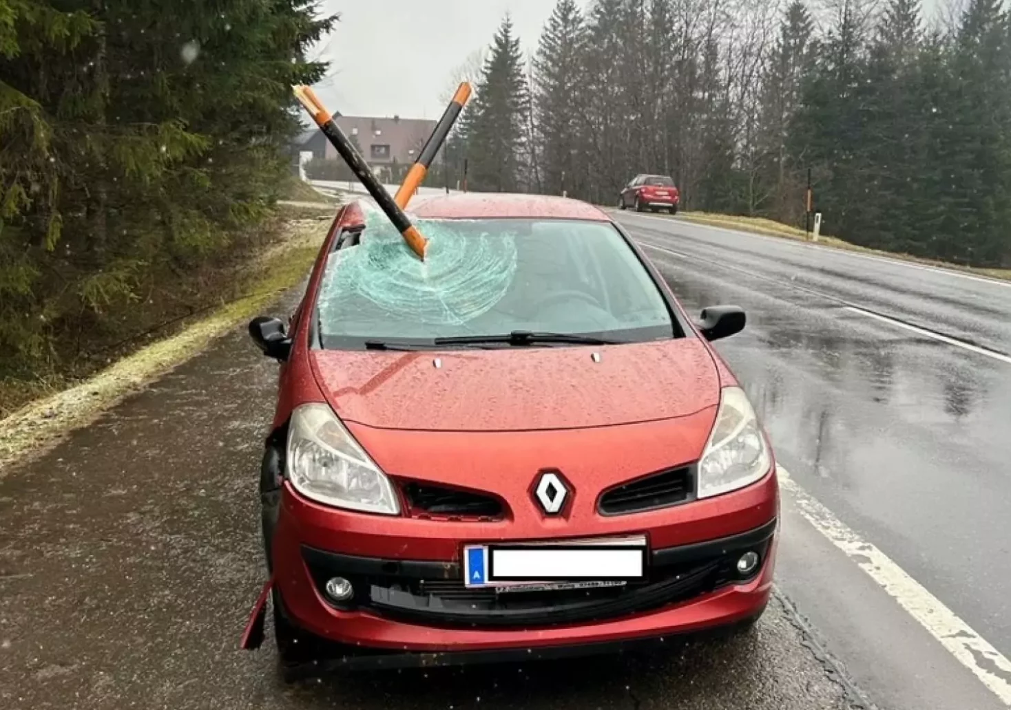 Bild auf 5min.at zeigt ein Auto nach einem Unfall. Zwei Schneestangen stecken im Auto.