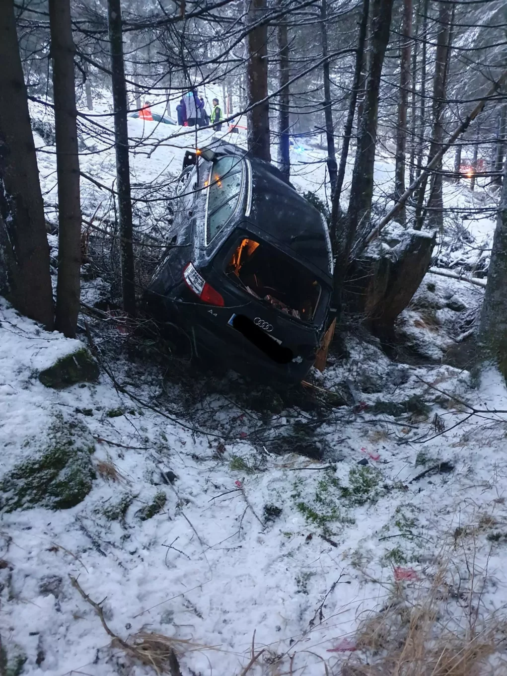 Zwei Verletzte in Villach: PKW knallte frontal gegen Schneeräumfahrzeug -  Villach