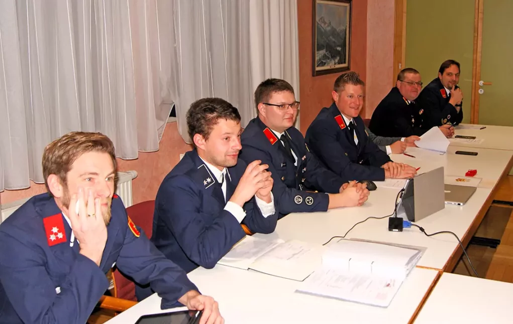 Ein Bild auf 5min.at zeigt die Jahreshauptversammlung der Freiwilligen Feuerwehr Kirchbach.