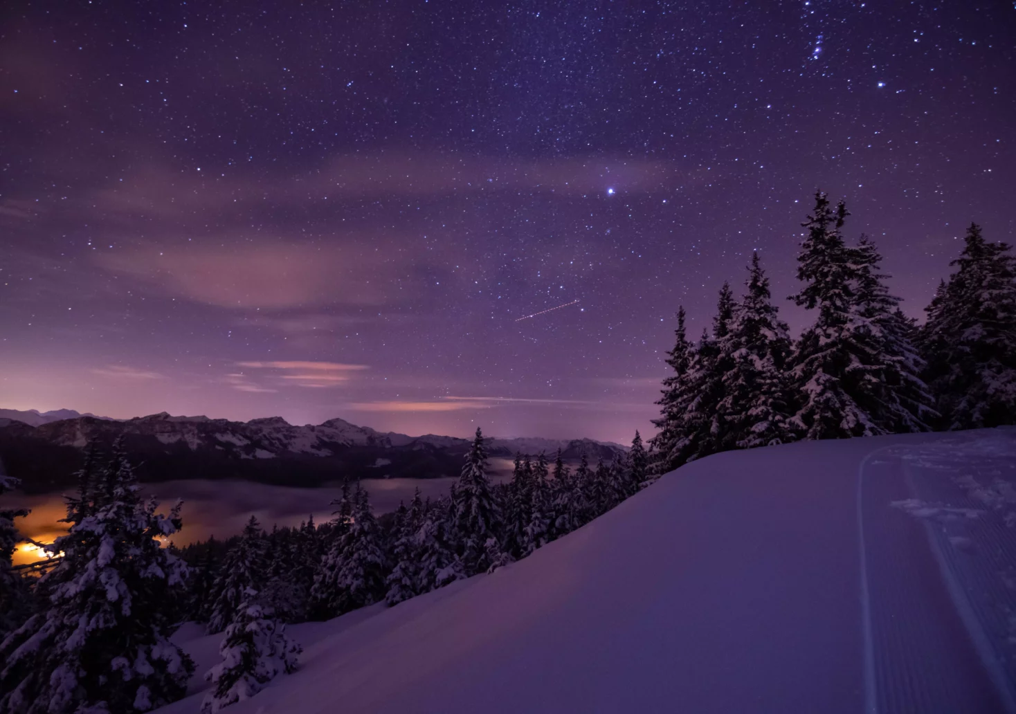 Ein Bild auf 5min.at zeigt eine verschneite Berglandschaft bei Nacht. Über den Himmel huscht gerade eine Sternschnuppe.