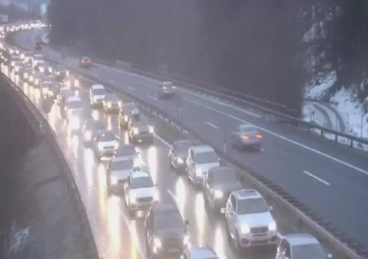 Probleme auf A2 und A9: Staus und winterliches Wetter behindern Verkehr